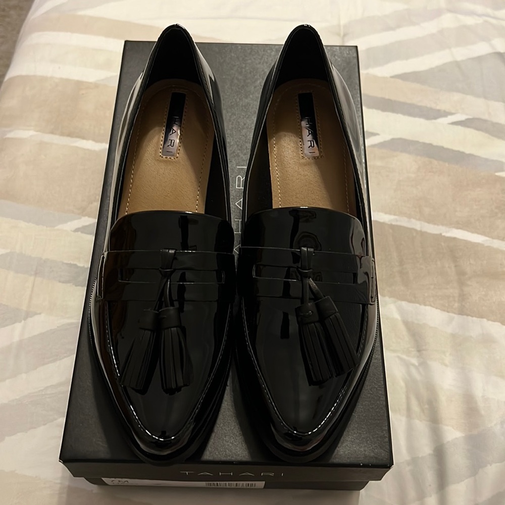 tahari black patent womens loafer. size 7. never worn.